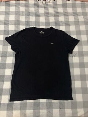 Hollister Men's Black Crewneck Tee with Logo